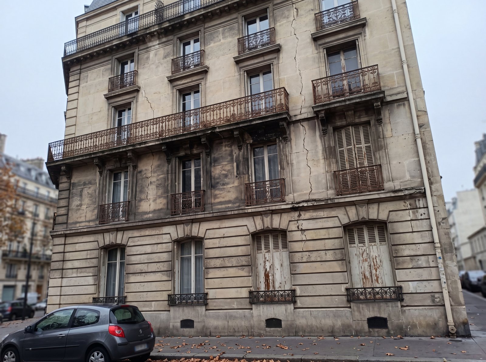Avant — Façade haussmannienne ravalée