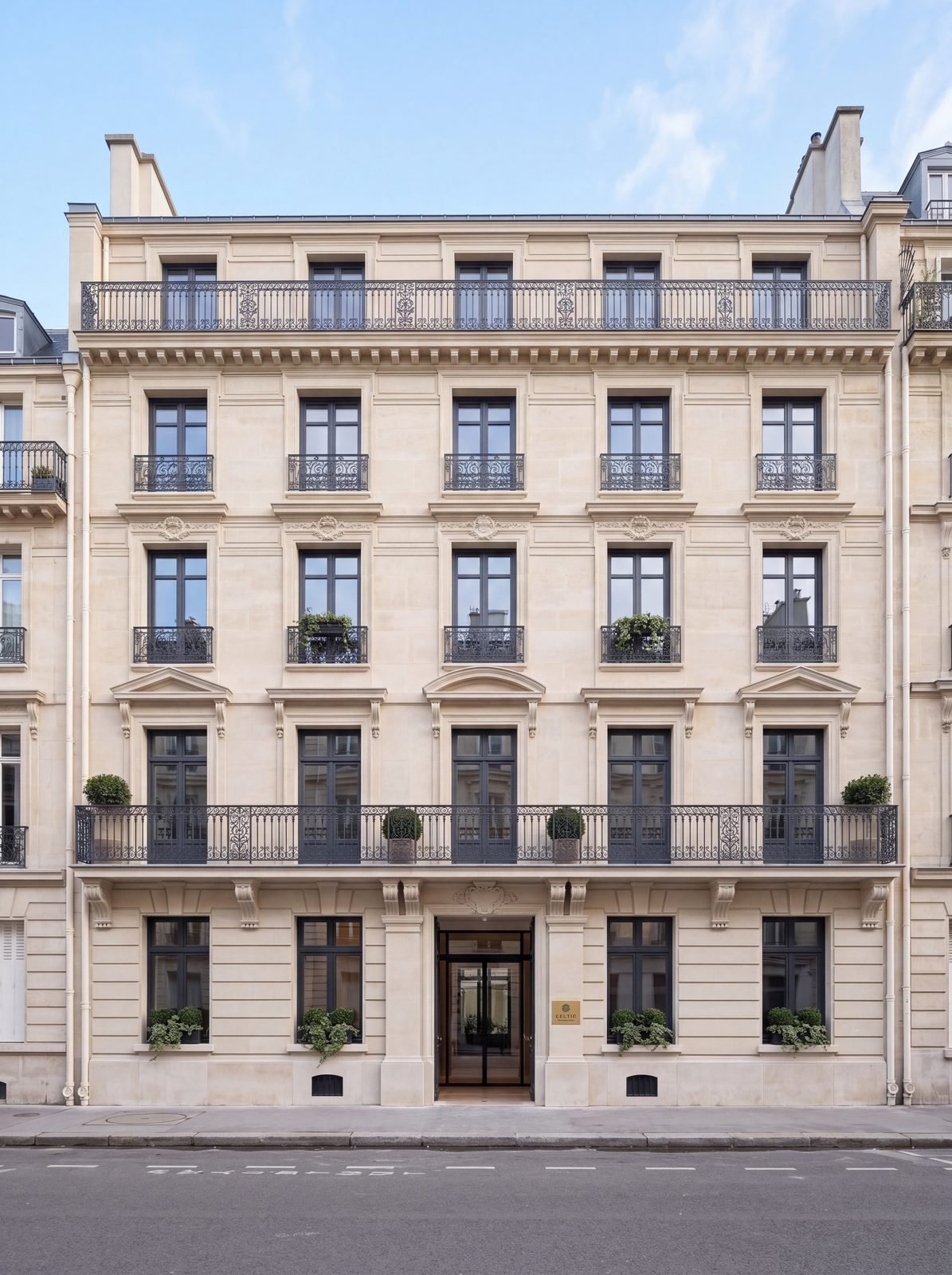 Façade pierre haussmannienne ravalée — Celtic Groupe Paris